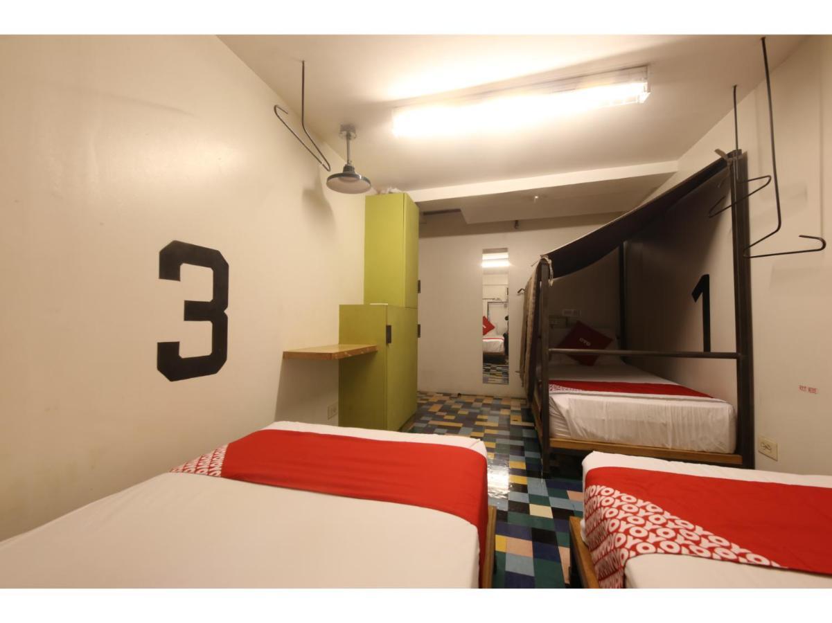 Oyo 866 Junction Hostels Manila Exterior photo