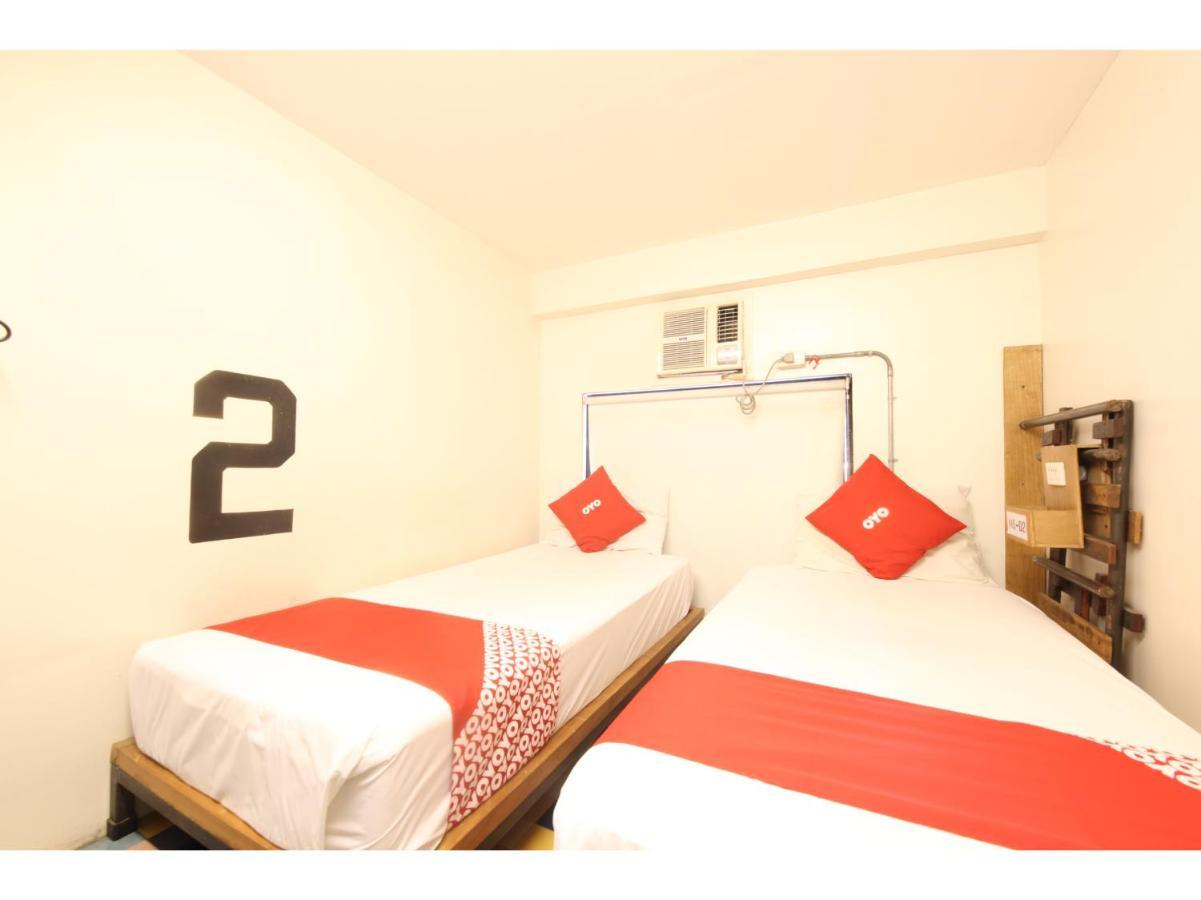 Oyo 866 Junction Hostels Manila Exterior photo