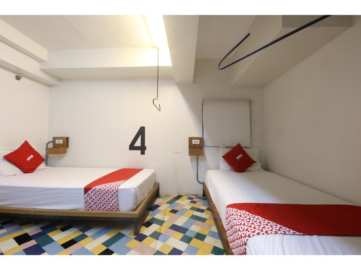 Oyo 866 Junction Hostels Manila Exterior photo